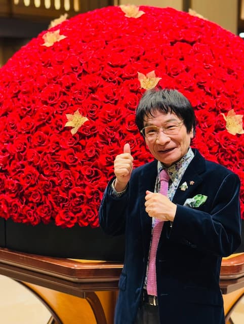 尾木ママが電通年賀会に参加！ホテルのエントランスで◯◯とともに記念撮影