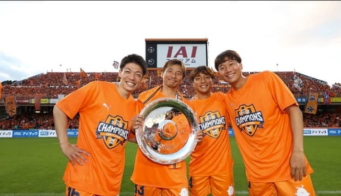 「これが観たかったんです！」セクシーフットボール乾貴士の初シャーレを掲げた姿にファン歓喜！