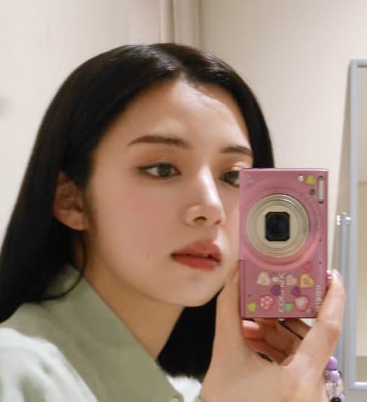 「やば、、、美しすぎる」池田エライザ、デジカメを持った透明感のある写真を大公開