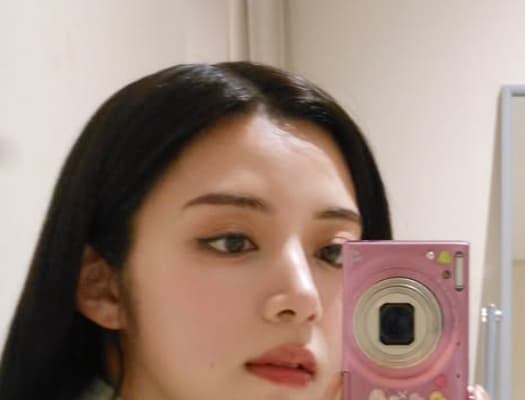 「やば、、、美しすぎる」池田エライザ、デジカメを持った透明感のある写真を大公開