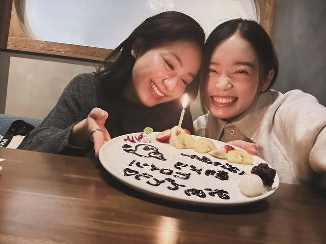 平祐奈、次期NHK朝ドラ『ばけばけ』ヒロインの"あの仲良し女優"を祝福！笑顔2Sにファン大注目