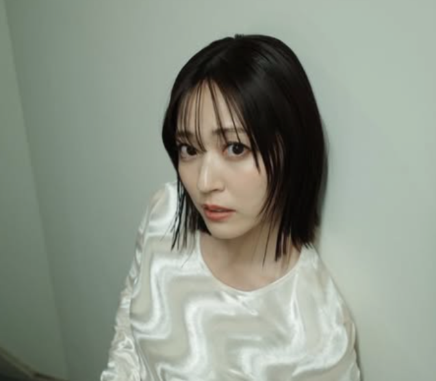 大人の魅力際立つ　鈴木愛理の舞台挨拶ショット