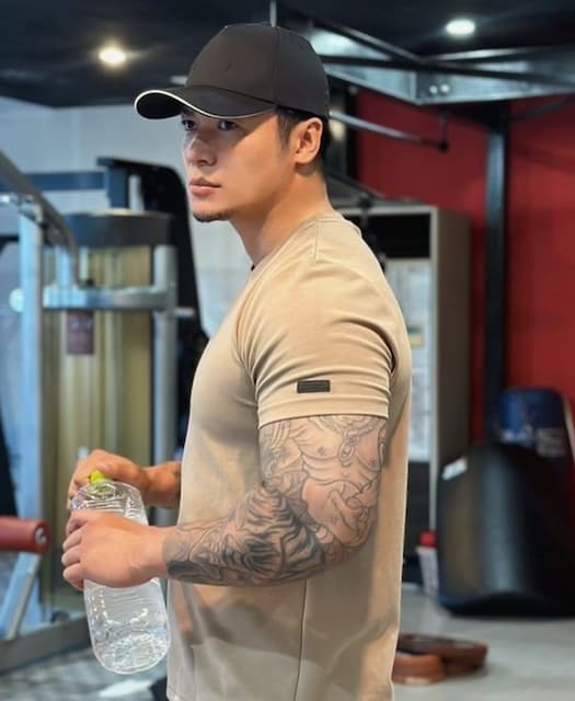 イケメン格闘家・飯田将成　Tシャツから見えるゴツい腕