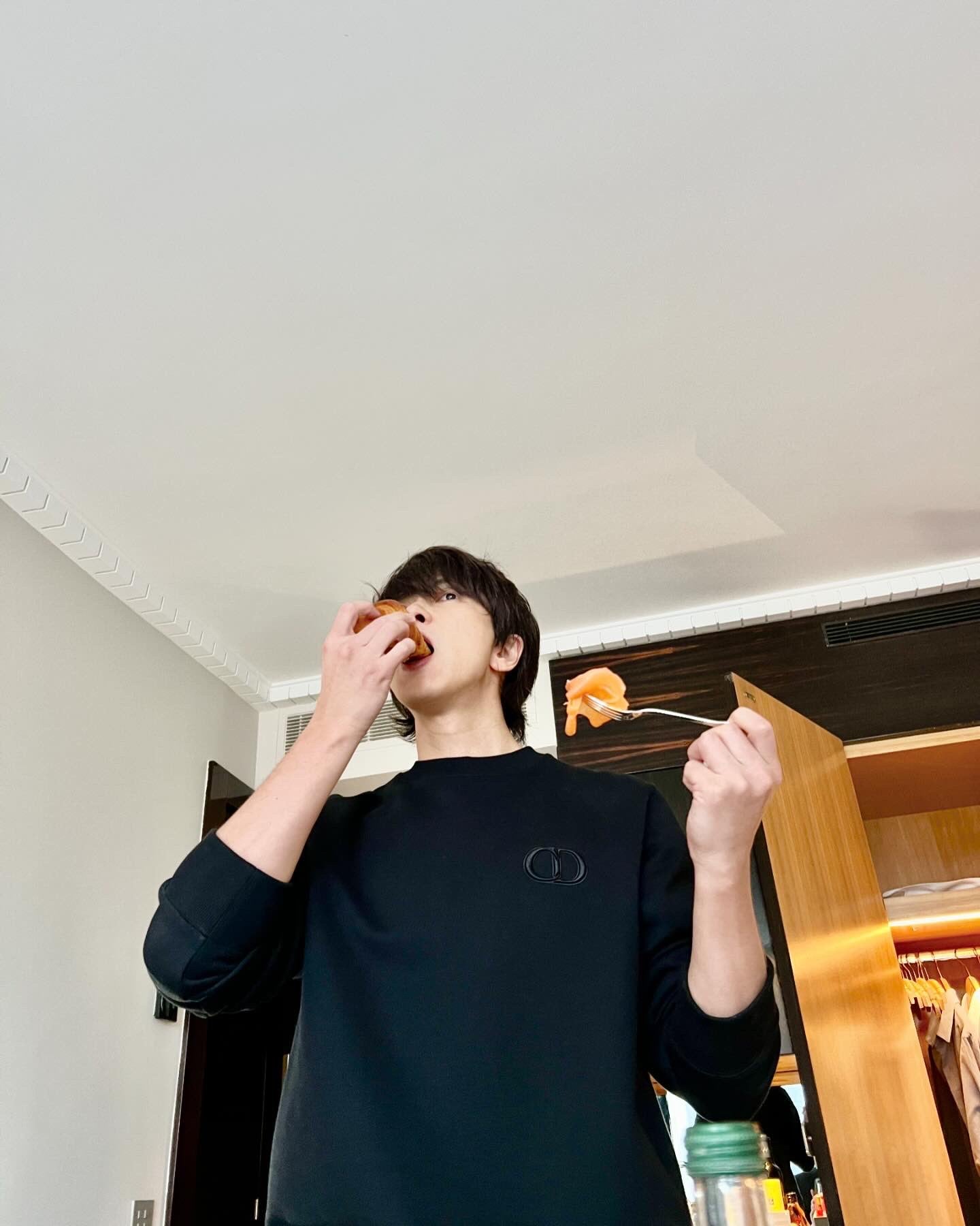 「下からのアングルもかっこいい」山下智久の朝食ショットが話題に