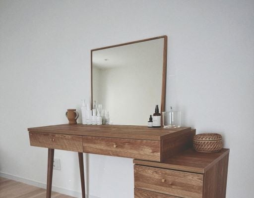 吉川ひなの、新居に迎えた理想のドレッサー。木のぬくもりと洗練が同居する、癒しと美の空間…