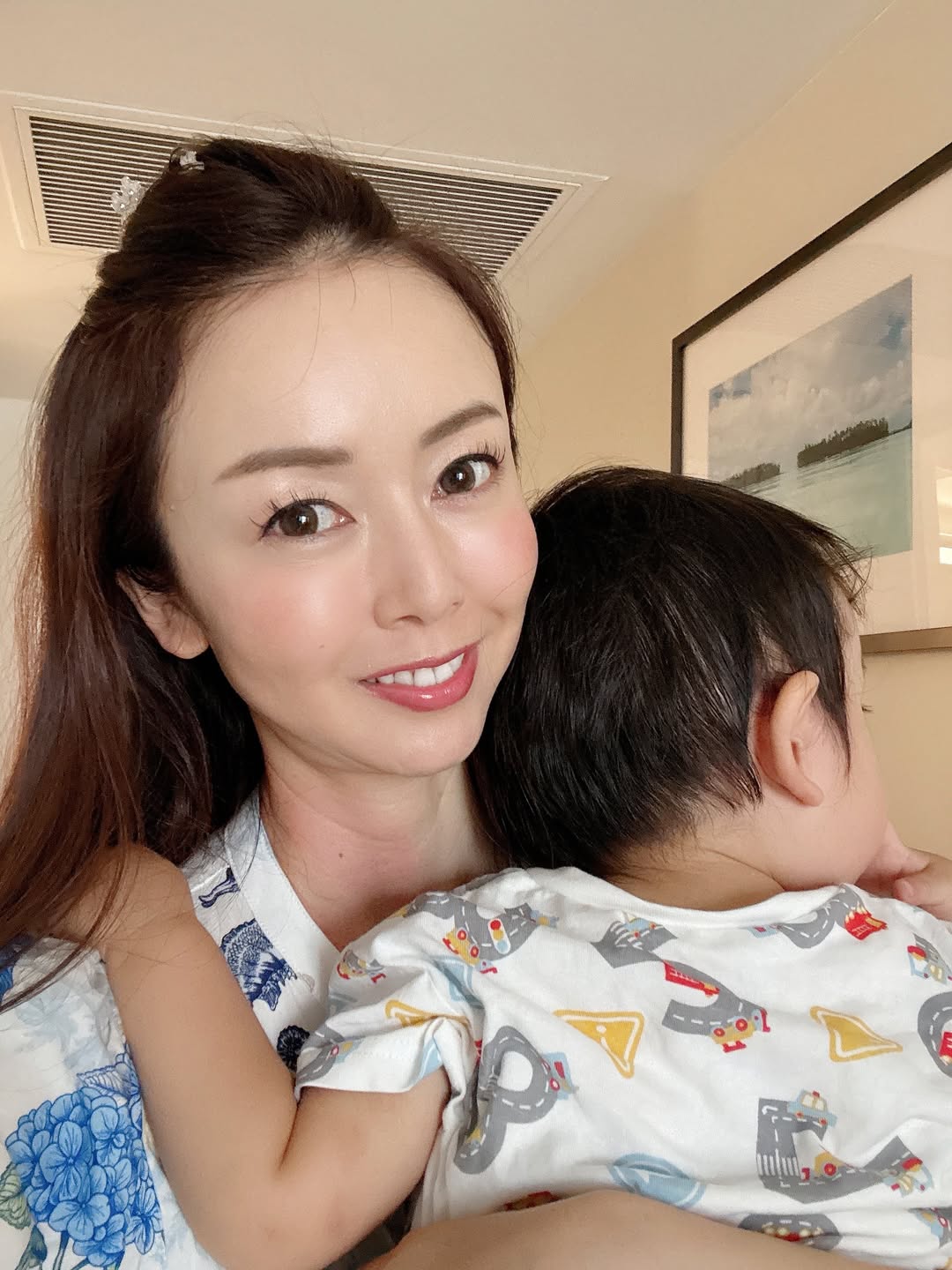 フリーアナウンサー・宮崎宣子、寝かしつけのために子供を抱っこした写真を公開！