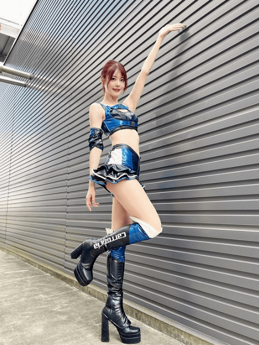 高身長の美レースクイーン羽瀬萌「お待ちしています」超美脚ショット披露でファン総釘付け！