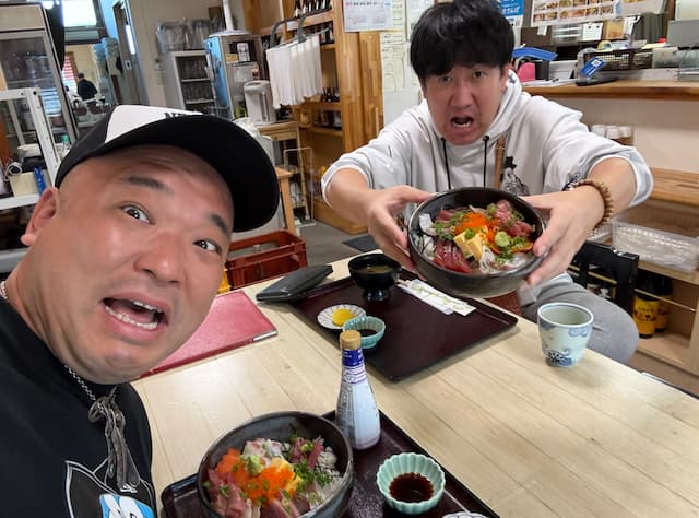 「な～に～やっちまったな～！」でブレイクしたあのコンビが“浜っこ丼”を食す！