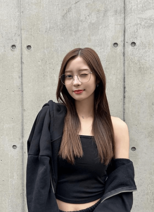 モデルの松川星「◯◯を教えて」と問いかけ、ウインクショットを披露！