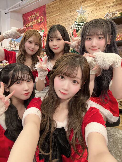 イコラブ・大谷映美里、メンバーとの“サンタコス”ショットが「かわいすぎる」「最高のクリスマスイブ」