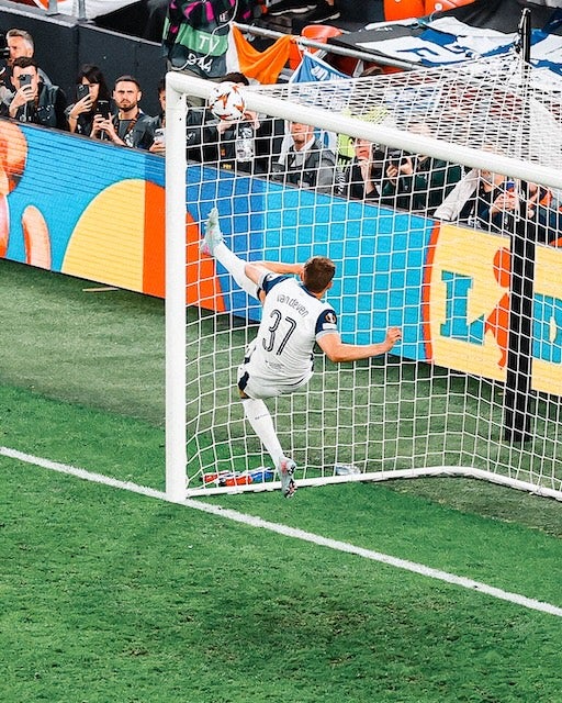 まるで空飛ぶオランダ人？！EL決勝で見せたスーパープレーに賞賛が集まる