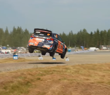 「跳びすぎ注意！」FIAジュニアWRC、マックス・スマートの“空中ジャンプ”がフィンランドで話題沸騰！