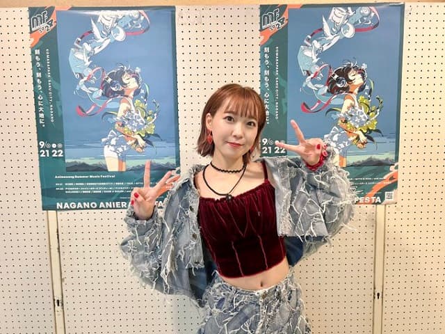 アーティスト・声優の斉藤朱夏がヘソ出し衣装で野外フェス出演！あの名曲も披露
