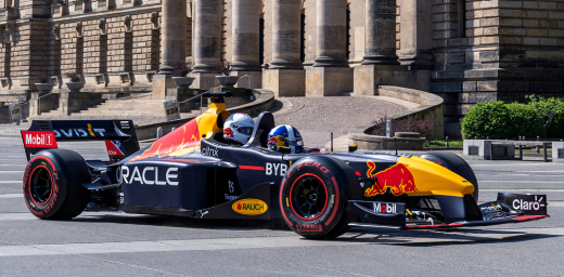 F1 「Uberより速い！？」レッドブルが公開した“まさかのライドシェアカー”にファン爆笑