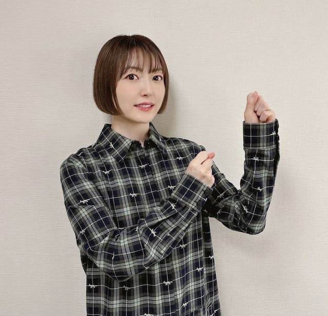 花澤香菜、冬の“ぽかぽか衣装オフショット”にファンから「可愛い」のコメント殺到！