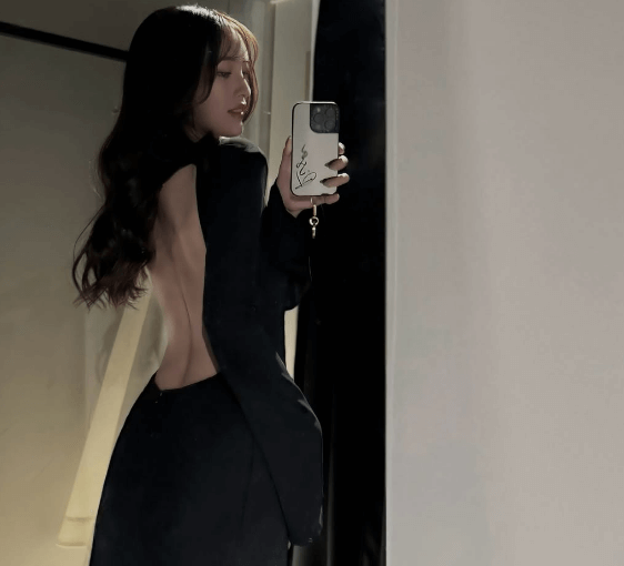 「お背中の美しさよ…」人気モデル、艶やかドレスの”バックスタイル・ショット”が絶美だとファン惚れ惚れ「後ろ姿もホント素敵です！」