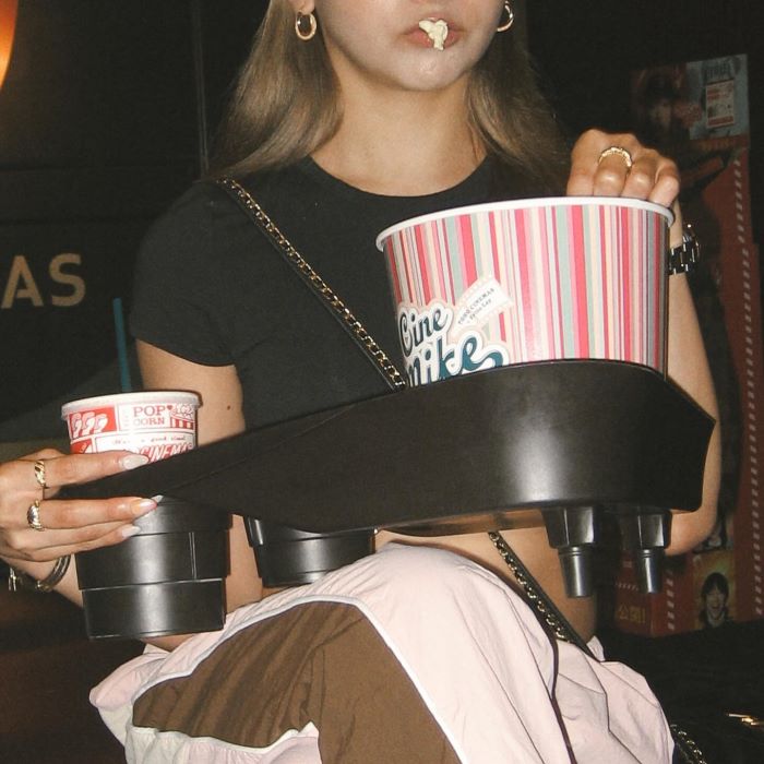 人気“ギャルモデル” ポップコーン片手にセクシーなショットを披露