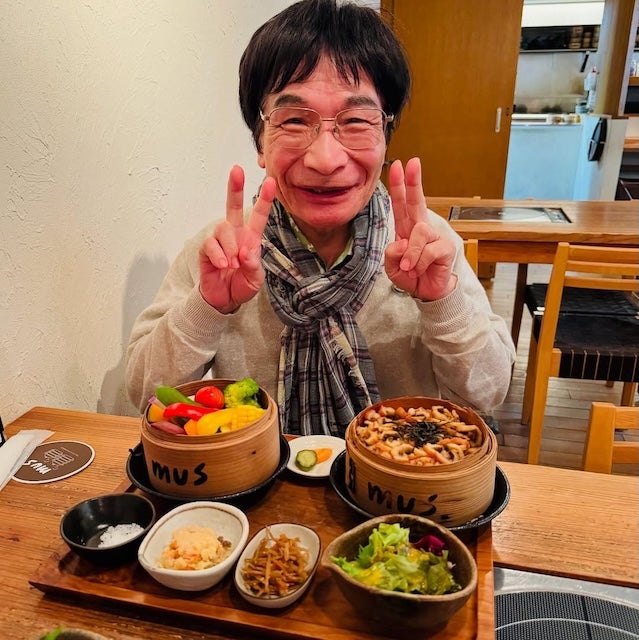 尾木ママ、◯◯料理を前に満面の笑顔！