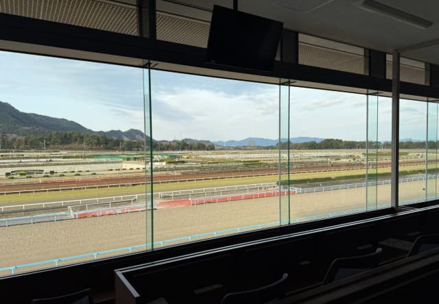 元JRA騎手の藤井勘一郎が今朝のトレセンの様子を激写も「日曜日の朝はトレセンの人が少ない」とつぶやく