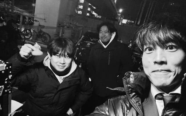 松坂桃李がXにモノクロ写真を投稿！『間もなく｢御上先生｣』