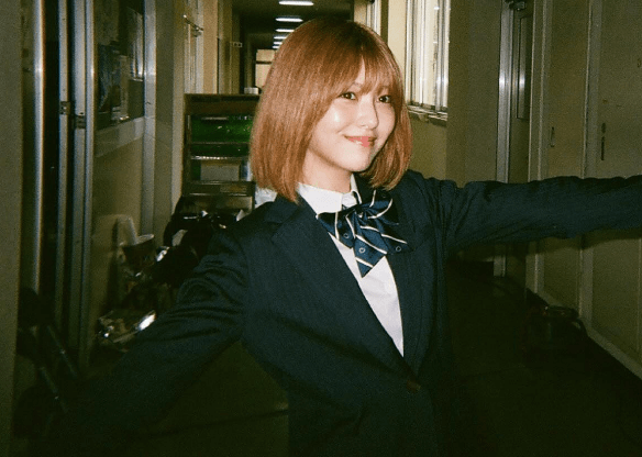 浜辺美波、インスタ復活！一発目で”女子高生ルック＆肩出し乙女姿”など、期待値120％超えショットに反響続出！