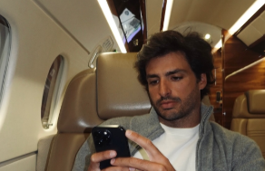 カルロス・サインツ、「仕事復帰」を報告！新たなシーズンへの期待が高まる投稿