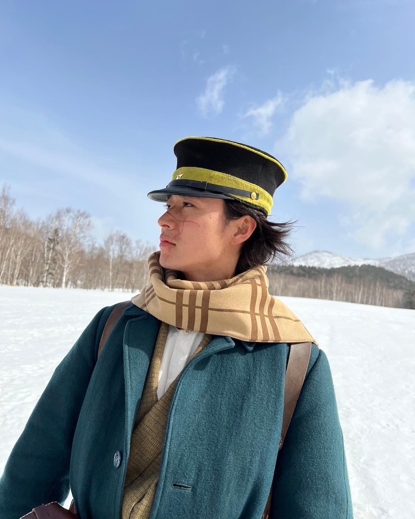 山﨑賢人が「ゴールデンカムイ」衣装姿を披露✨