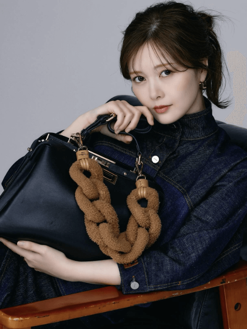 白石麻衣、FENDIのアイテムを身にまとい秋らしいポニーテール姿を披露