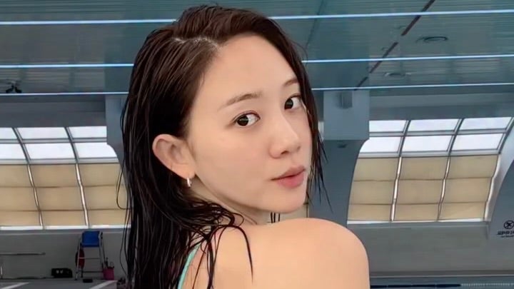 5色で魅せる“美しきライン”　元競泳美女、新作スイムウエアを完璧着こなし