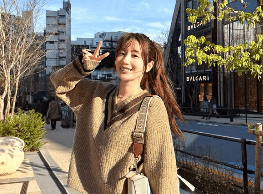 「わぁ〜！可愛い過ぎですよ〜！」美女タレント、ヒルズへIN！”乙女コーデ＆個性派オーダー”にファン爆笑「オーダーが面白すぎw」