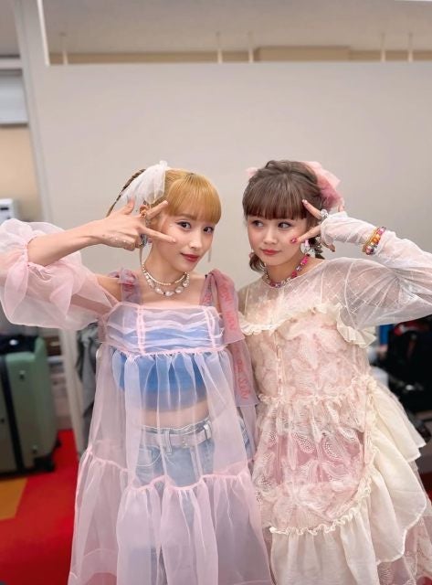 「双子みたい！」新垣里沙、高橋愛とピンク衣装＆レースヘアでステージ裏ツーショット披露