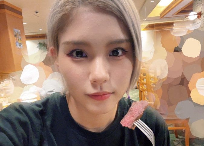 女子プロレスラー・皇希、焼肉の日を満喫！肉を味わう姿に注目