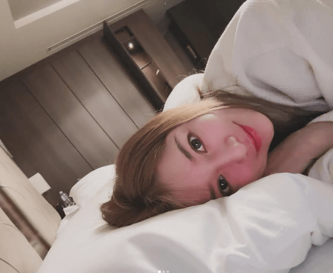 「最高に美しい貴女に見とれています」元ギャルモのカリスマ（45歳）、ベッドルームの”夢・ショット”にファン硬直する！