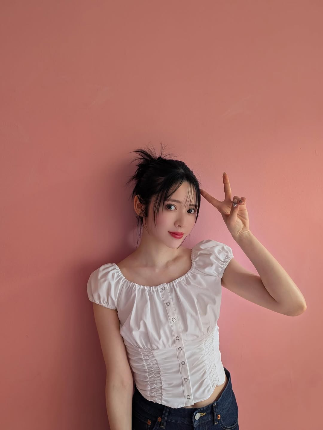 「透明感抜群！」FRUITS ZIPPER・鎮西寿々歌、雑誌のオフショットで爆イケスタイルを披露！