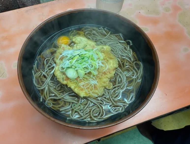 ダイエット中でも満足！人気芸人〇〇が、そば少なめで楽しむ天玉そばの朝昼兼用ご飯をシェア