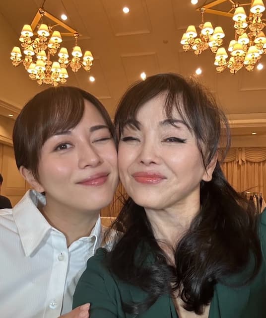 「ほんと出逢えて良かった」比嘉愛未、ドラマで共演した“最高にかっこ良くてチャーミングな方”とのオフショット公開！