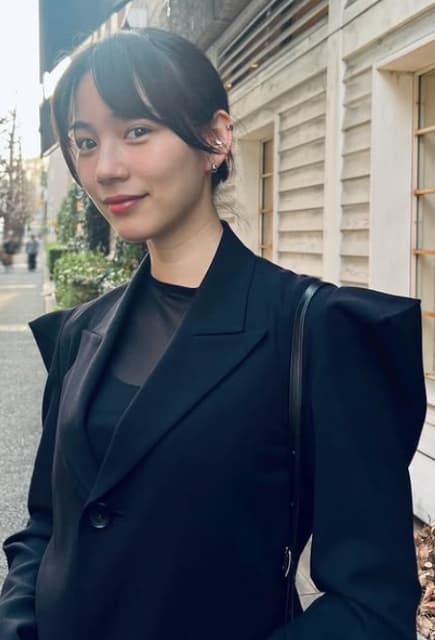 女優・のん お気に入りの私服を披露！肩のデザインが「素敵」と話題に！