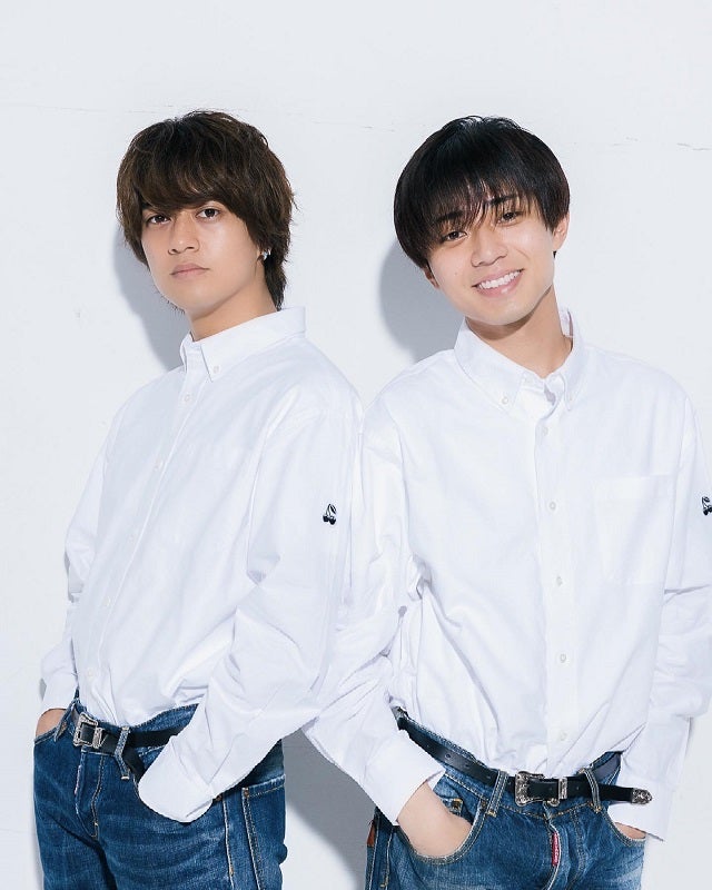 King＆Prince、夏にぴったり爽やかショットが話題☀「白シャツ似合ってる🖤💛」