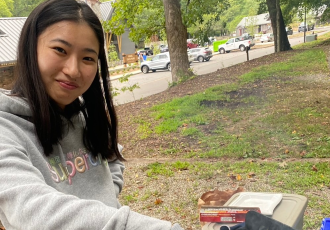 「らっしゃい、らっしゃい！」新体操の美女、たこ焼き店主モードのスイッチ・オン！止まらぬ”ファンサ”にファンガッツポーズ