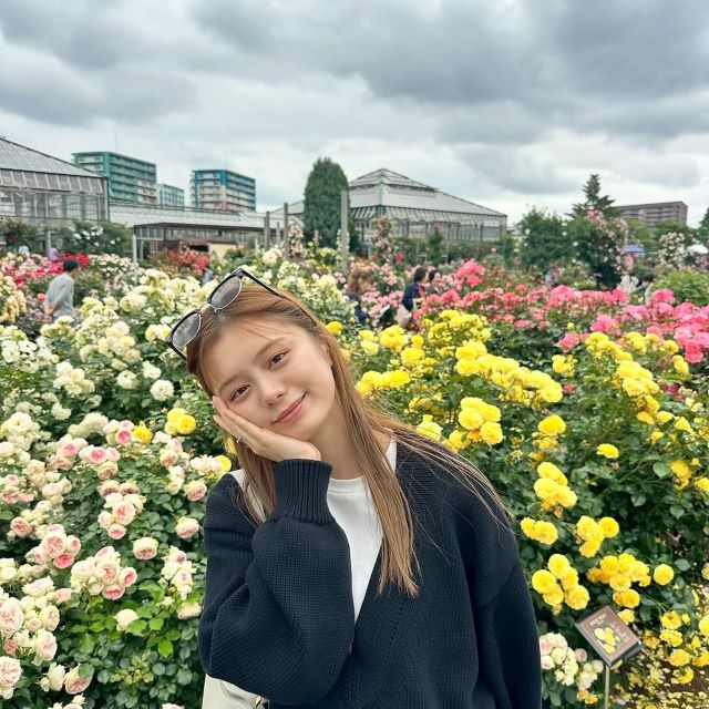 紺野彩夏、バラに囲まれた奇跡のショット。まぶしさと透明感が花の楽園で炸裂