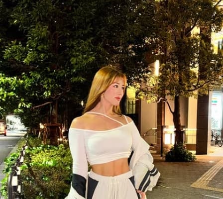 ダンシーあずさが“バキバキ腹筋”露わの春ファッションを披露！