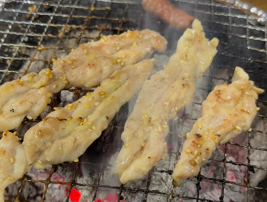 「炭火でじっくり！」立岡宗一郎、香ばしいせせり焼きにファン興味津々