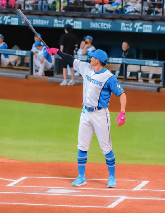 糸井嘉男、夏のドリームマッチでファイターズのユニフォームを