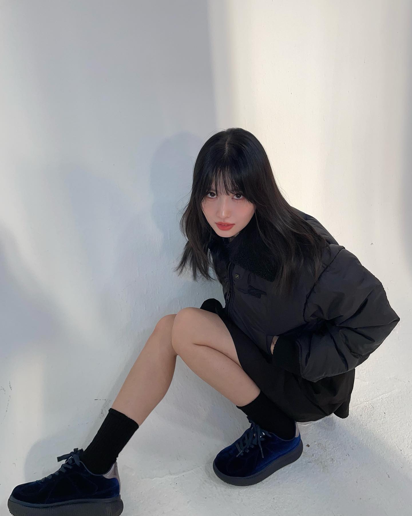 TWICEモモ 美脚披露の大胆ショットが話題に「上目遣いたまらない」の声