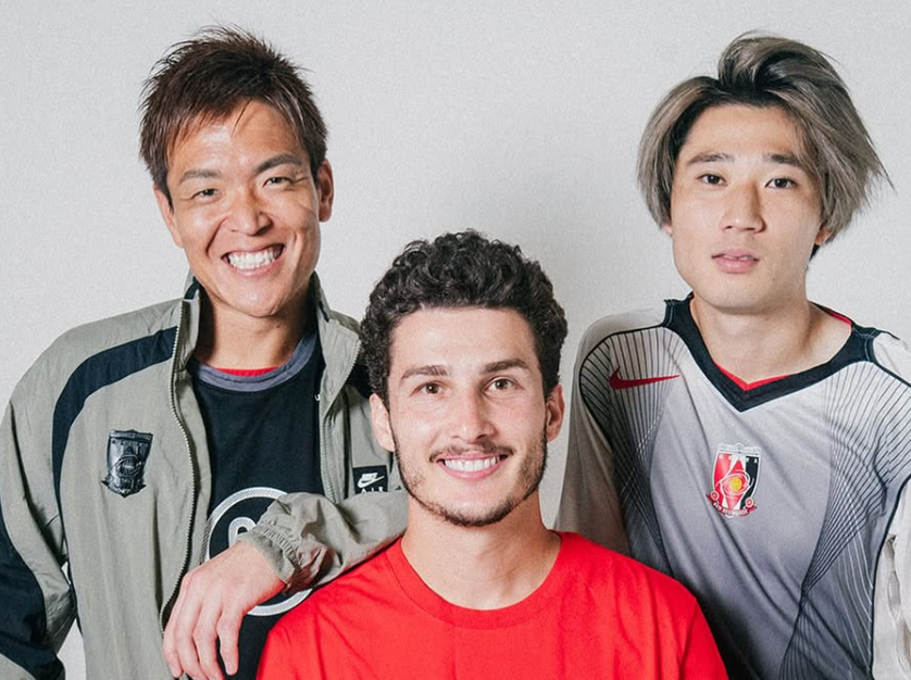 西川周作、新作「NIKE Total90」を披露、浦和レッズ仲間との笑顔ショット公開