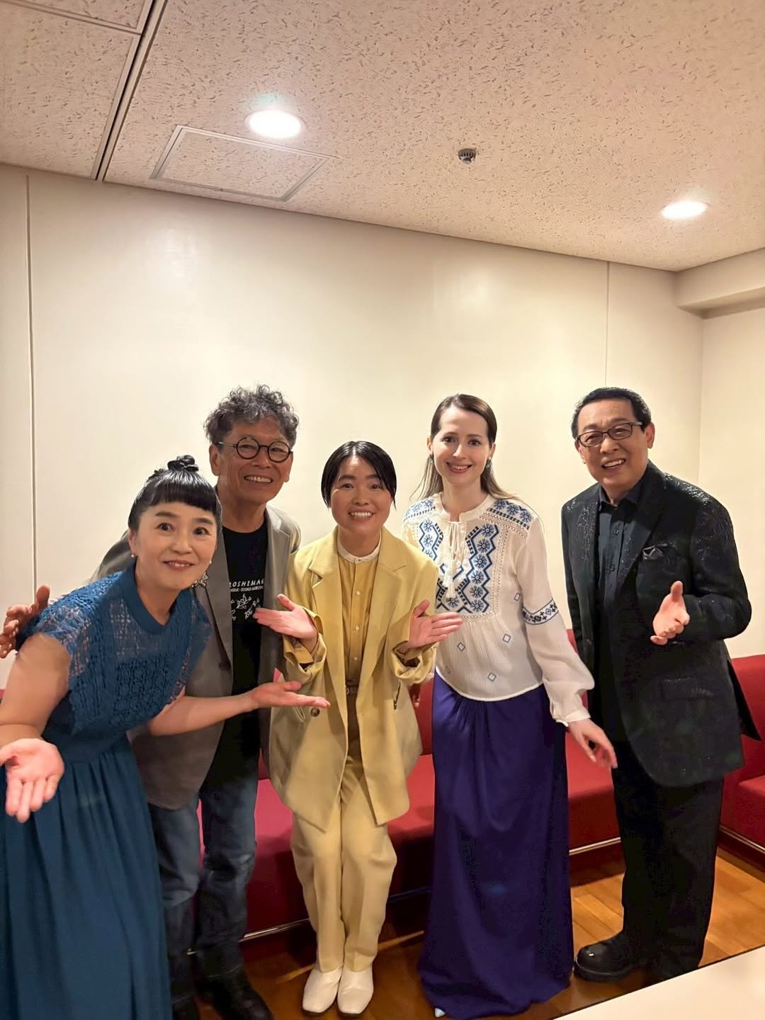 イモトアヤコがあの大物歌手と一緒に司会を務める！