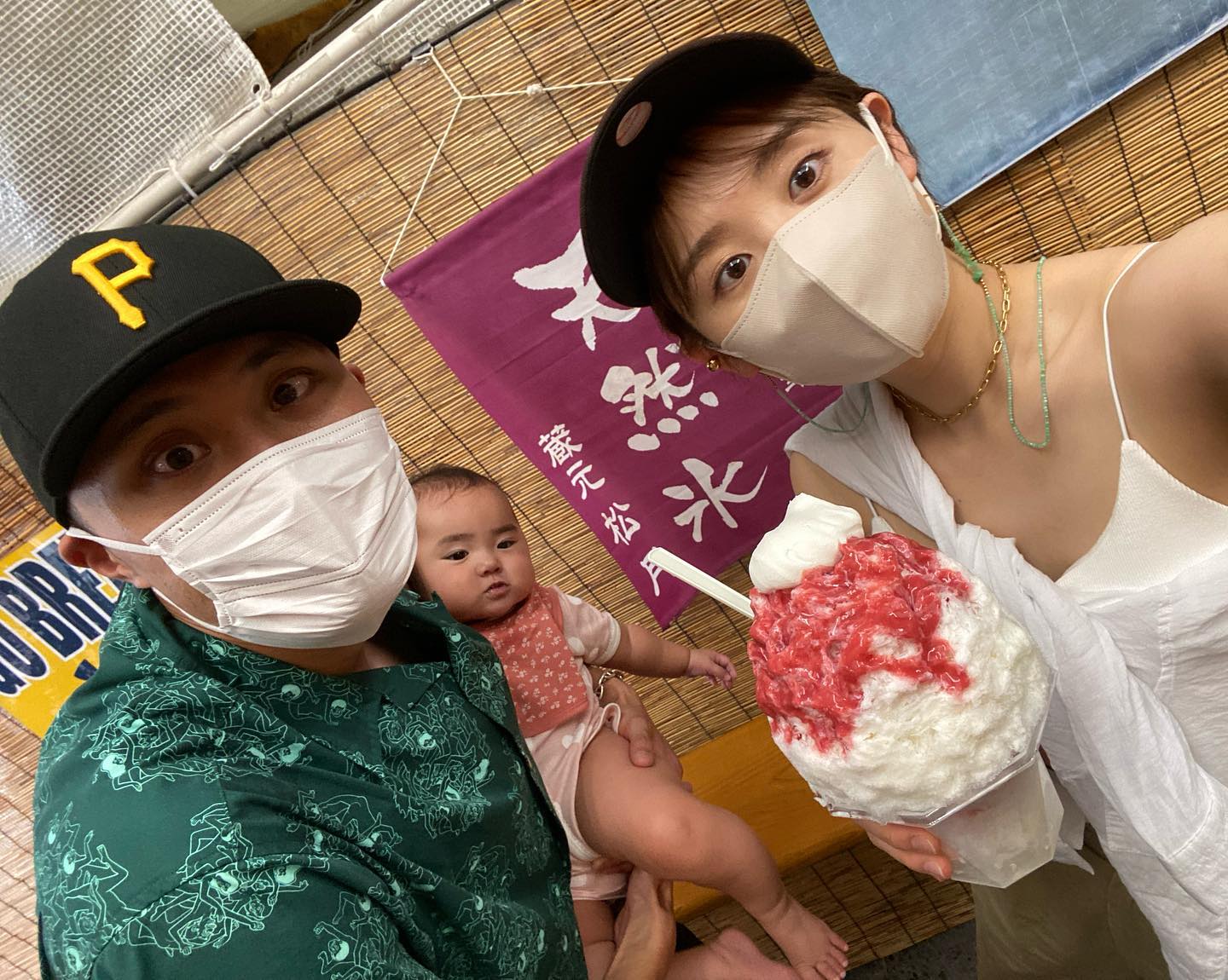 おのののかさんが夏満喫の家族ショットを公開📸巨大かき氷に娘も興味津々🍧