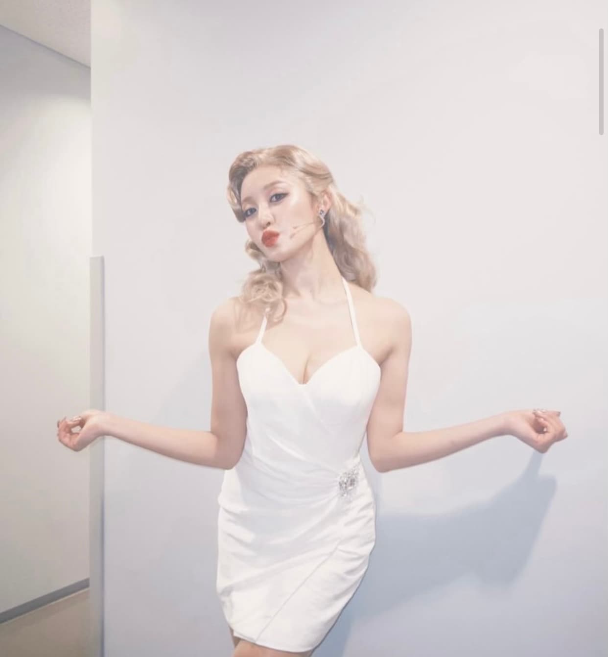 モデル王林 「令和のマリリンモンロー！？」超セクシー衣装にファンうっとり！