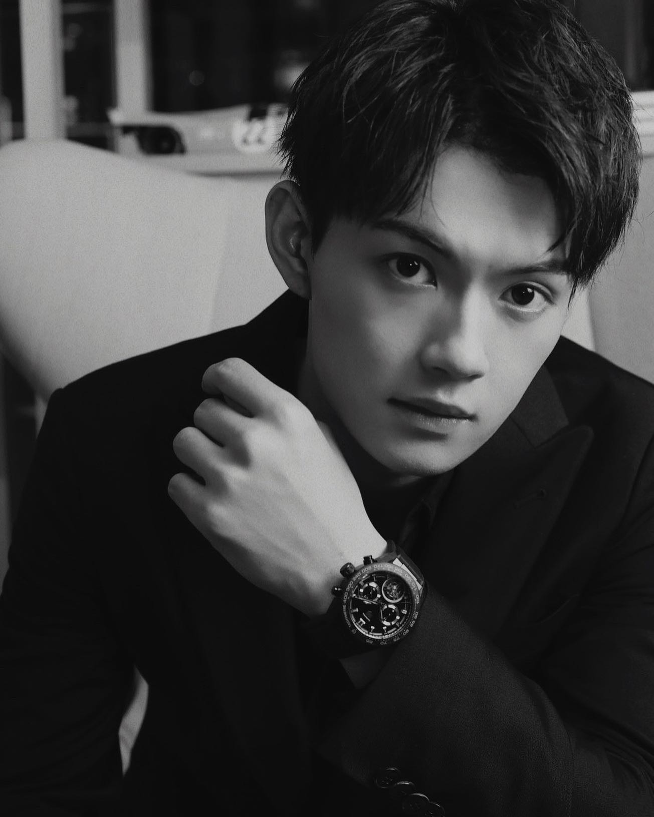 「がっこいい😭😭😭」佐野勇斗さんの男前スーツ姿に女性ファン発狂😍