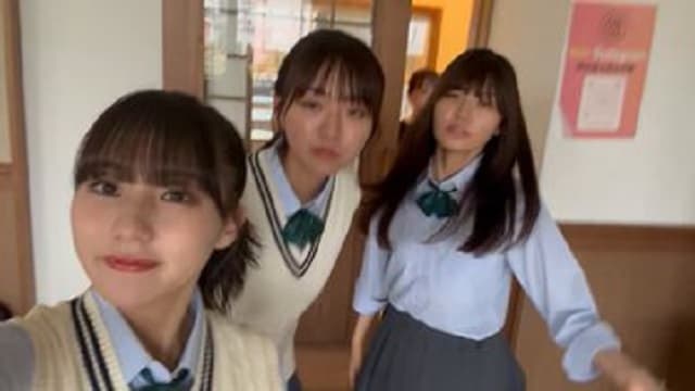 田中美久がたくさんのオフショとともにドラマを告知！制服&ピョンピョンムービーにファン「可愛すぎる」